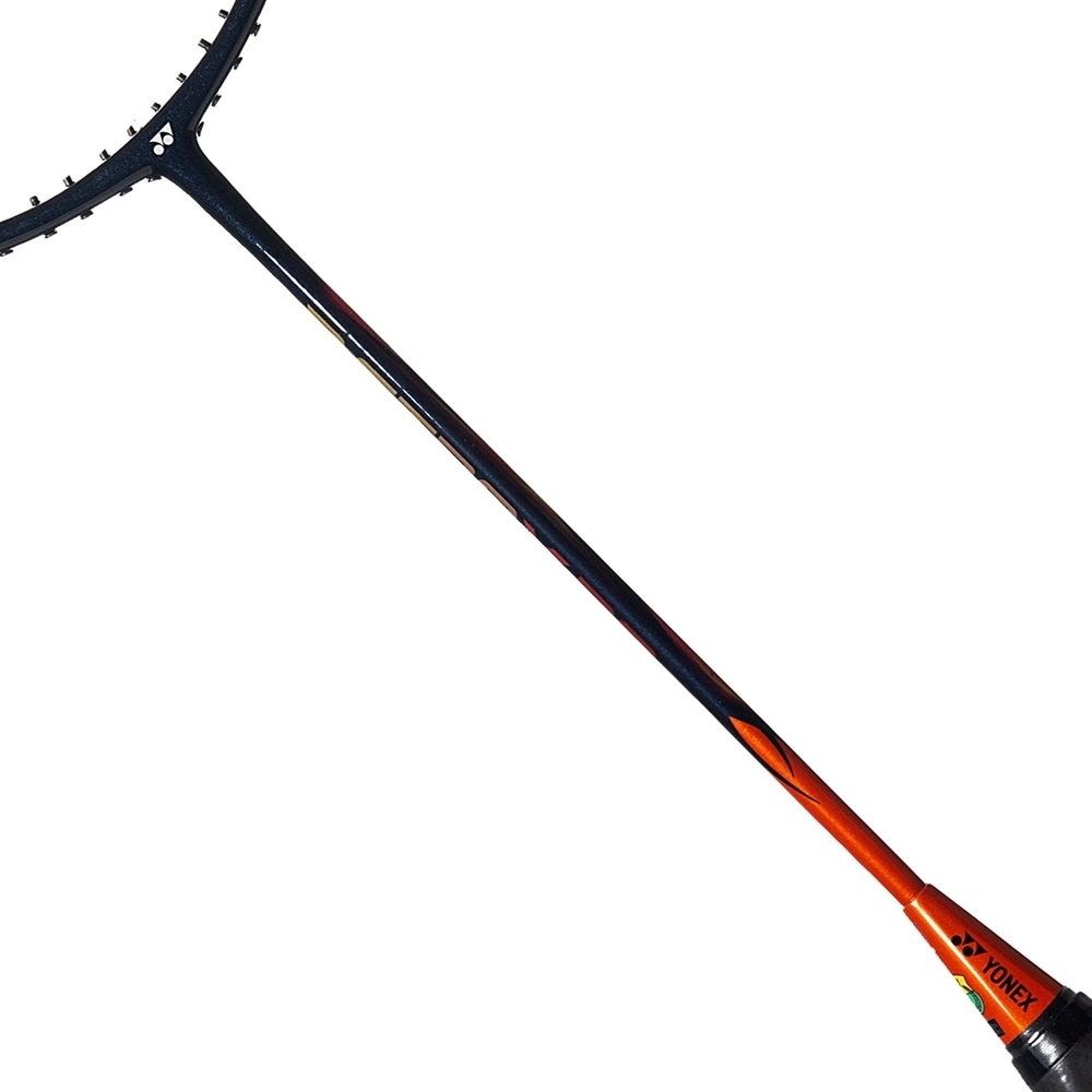 Vợt cầu lông Yonex Astrox 39 chính hãng trên nền sân tập
